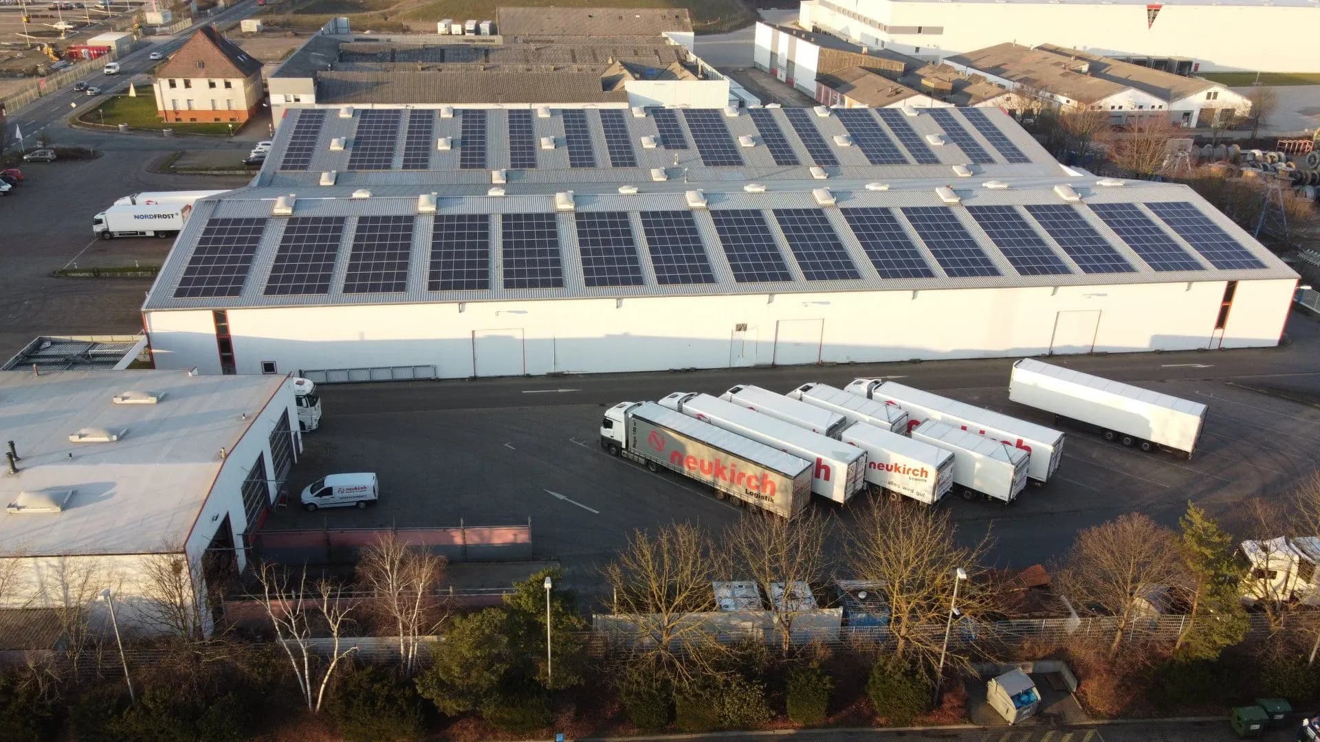Photovoltaikanlagen auf den Dächern der Logistikhallen