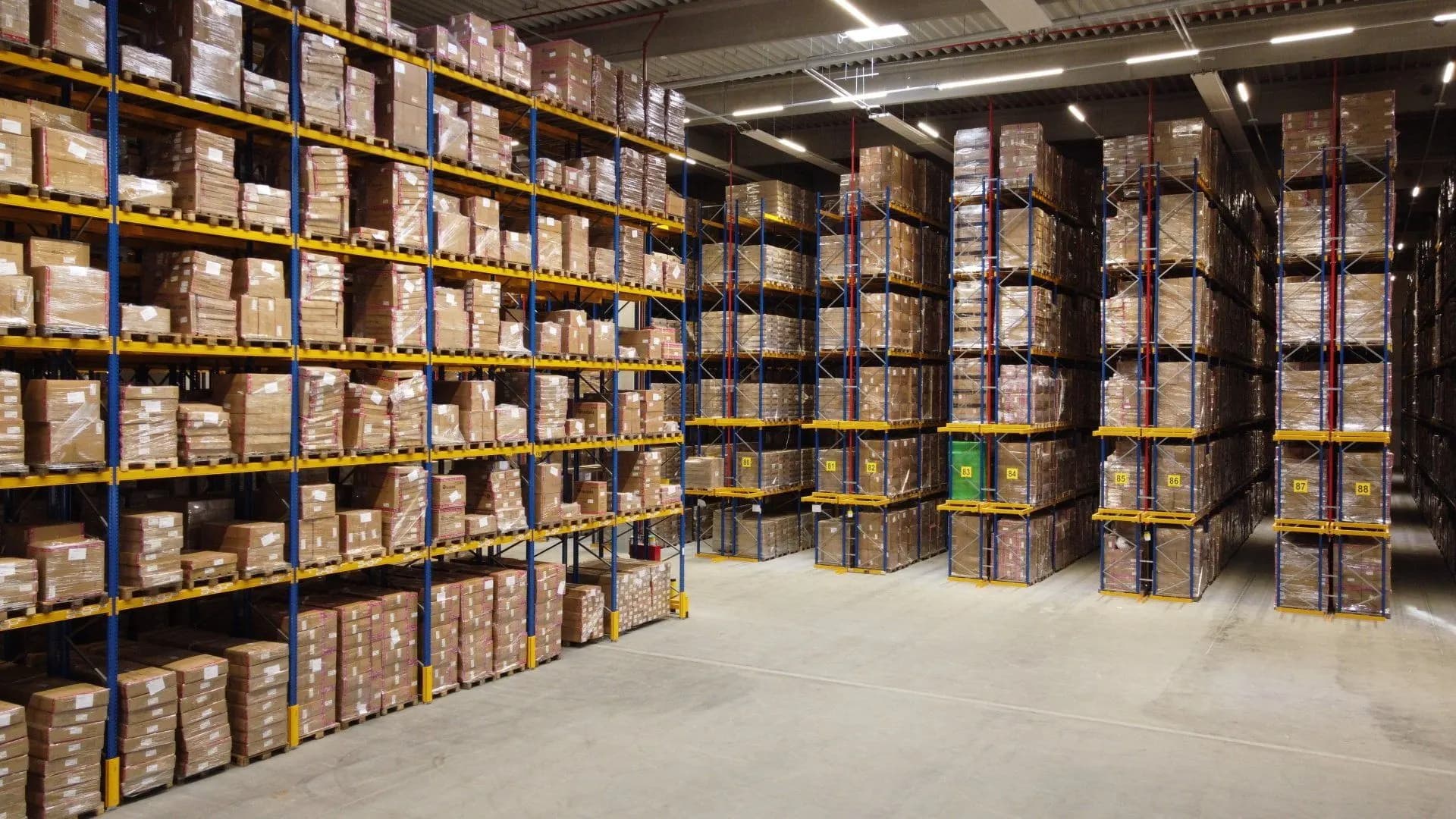 Hochregallager mit Paletten bei Neukirch Logistik