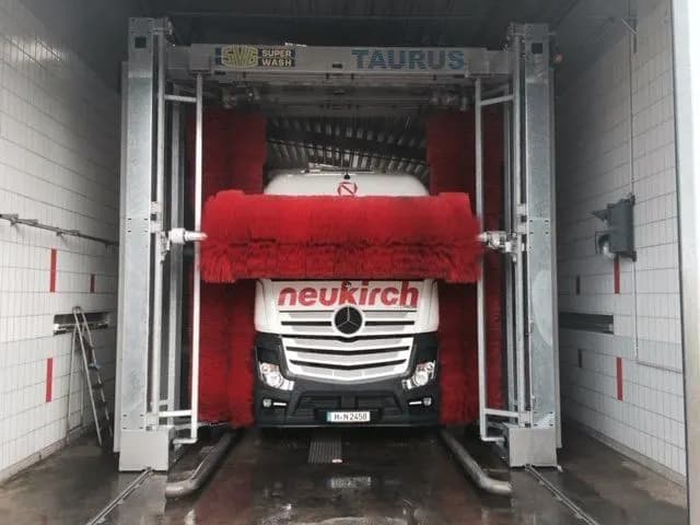 Neukirch LKW in der Waschhalle